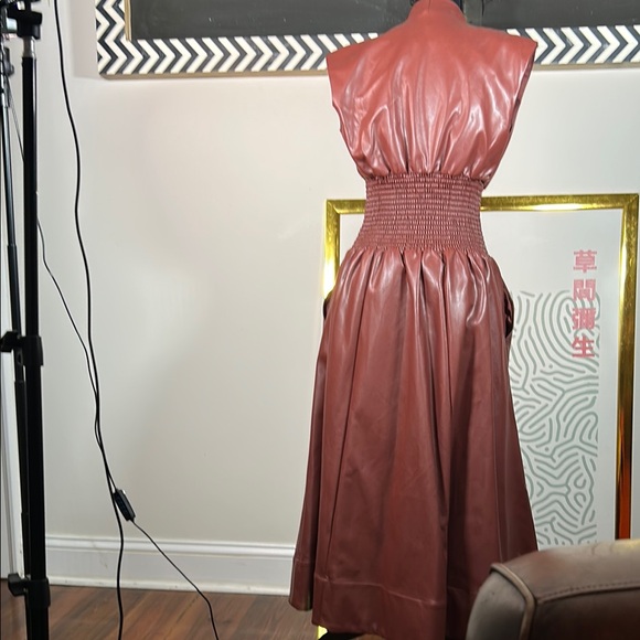 Elegant Brown Dress - Picture 5 of 5